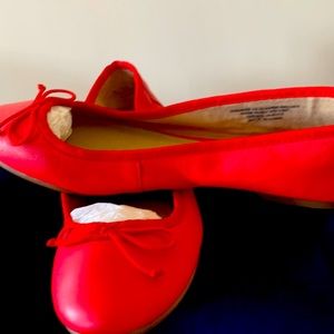 New, flats, rich red color